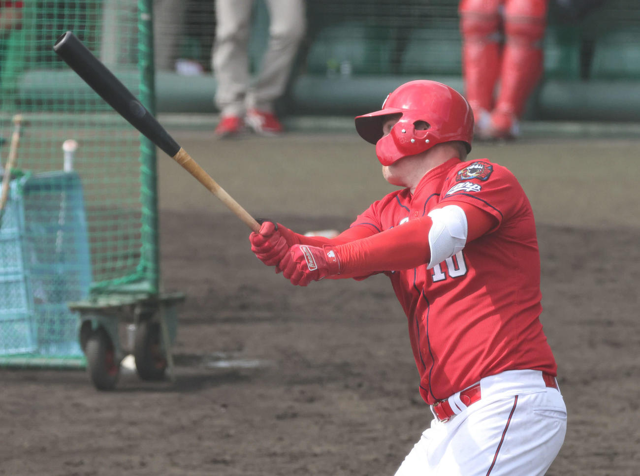 フリー打撃で二塁打を放つクロン（撮影・加藤孝規）