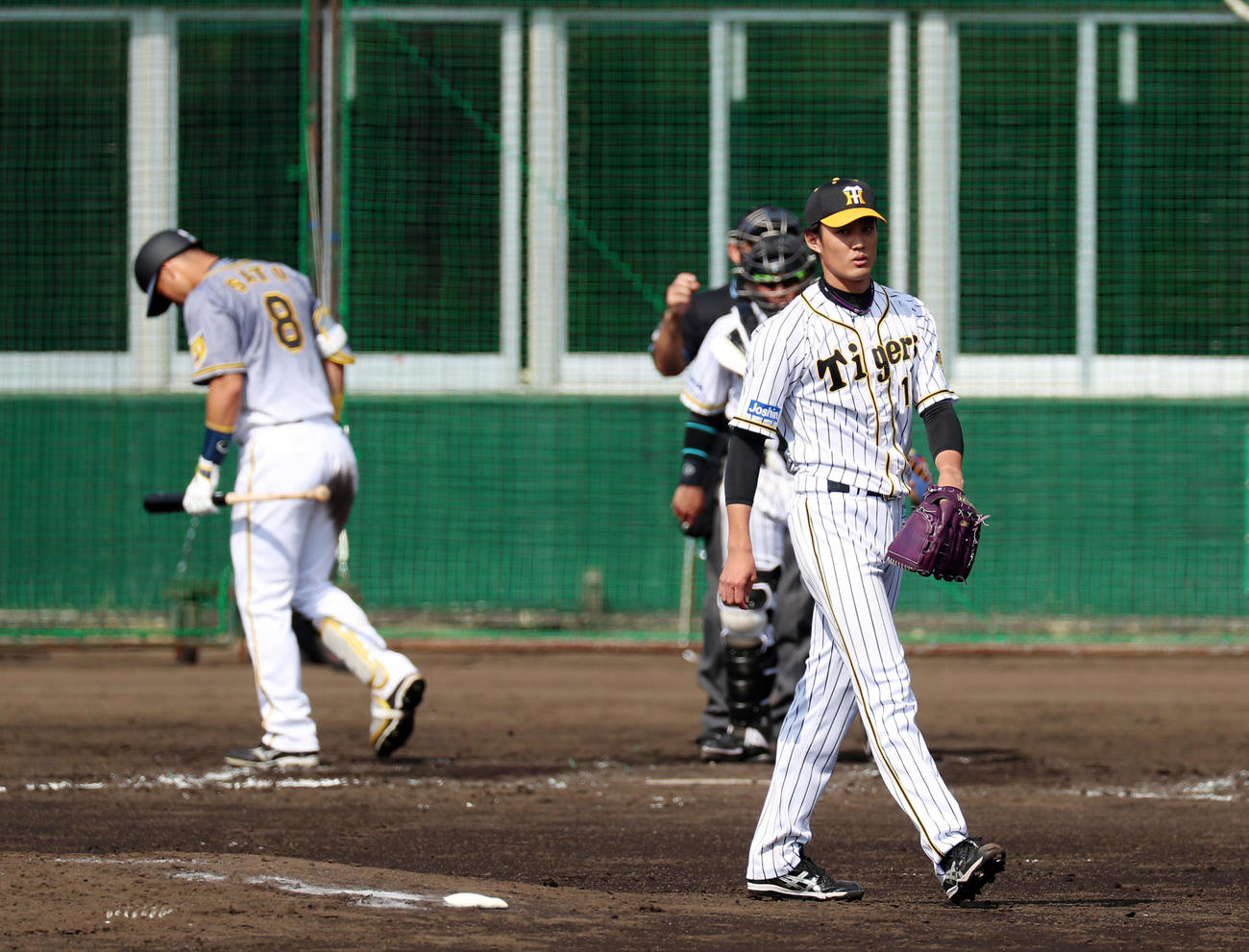 紅白戦　4回表紅組無死、藤浪は佐藤輝（左）と対戦し空振り三振に仕留める（撮影・加藤哉）