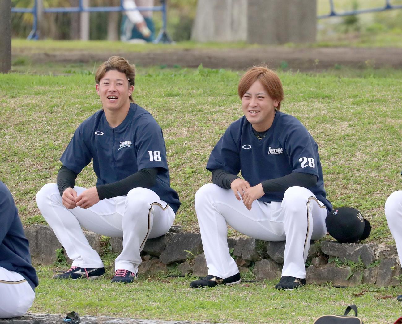 ウオーミングアップ前に笑顔を見せる日本ハム吉田（左）と河野（撮影・佐藤翔太）
