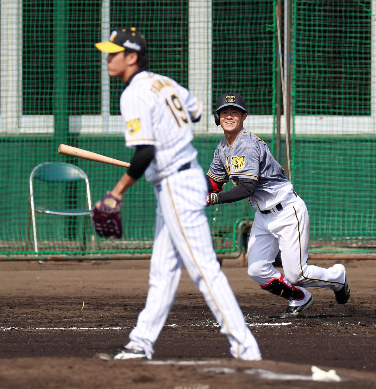 3回表紅組1死、中野は中前打を放つ、左は藤浪（撮影・加藤哉）