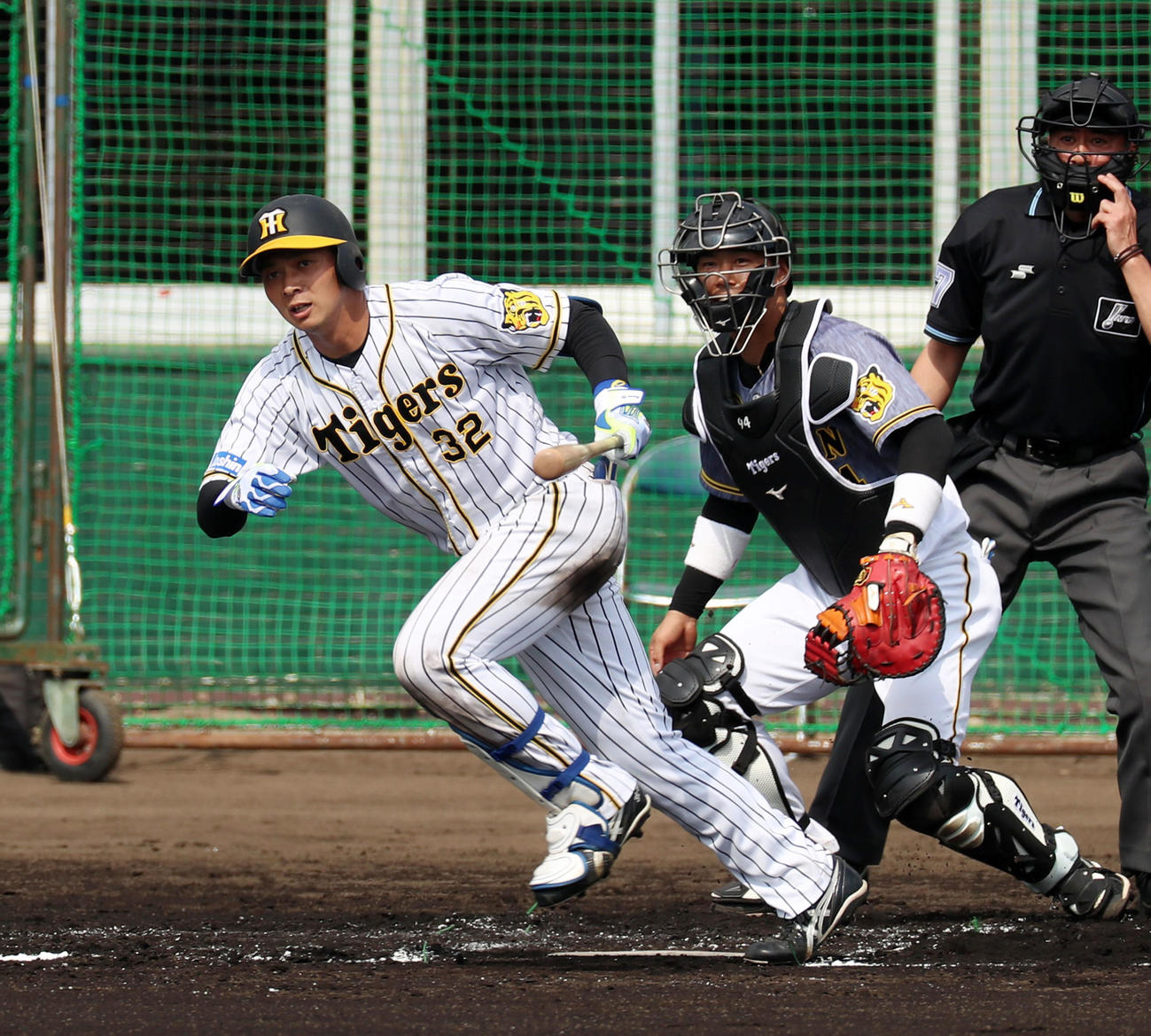 紅白戦　2回裏白組1死二塁、井上は中前適時打を放つ（撮影・加藤哉）