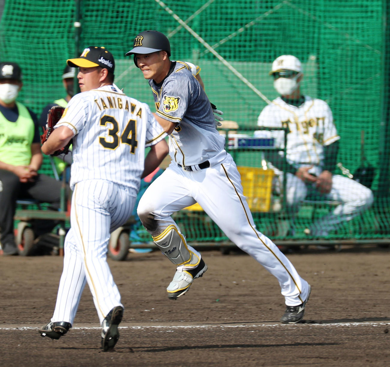 紅白戦　6回表紅組1死一塁、佐藤輝明は右前打を放つ、左は谷川昌希（撮影・加藤哉）