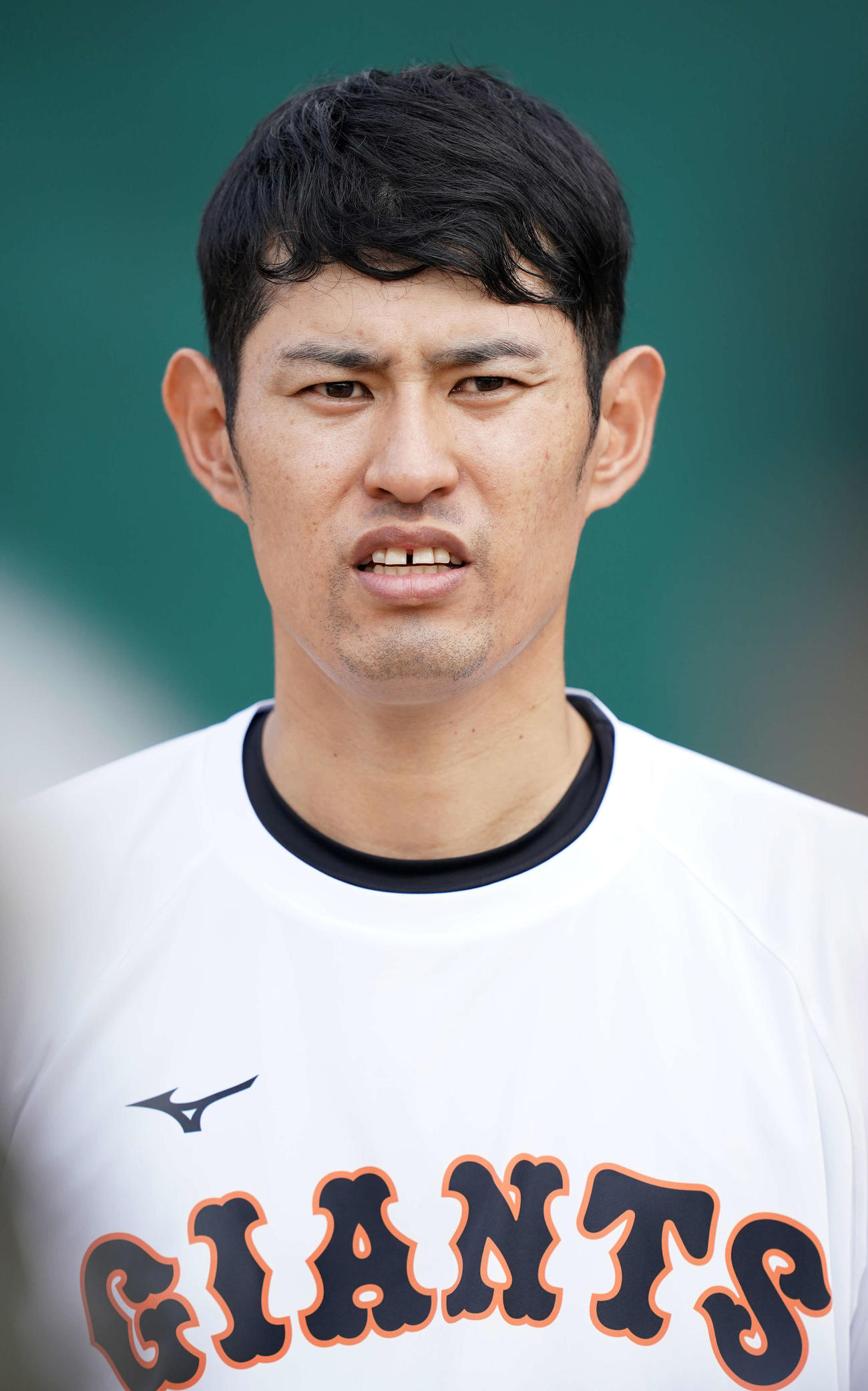 ブルペン投球を終え、取材に応じる巨人井納（撮影・江口和貴）