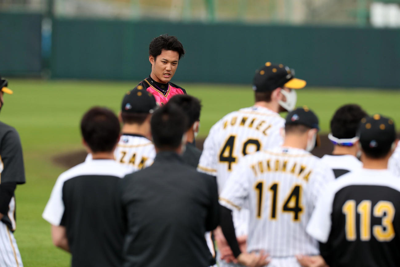 ワンデーキャプテンであいさつする藤浪（撮影・加藤哉）