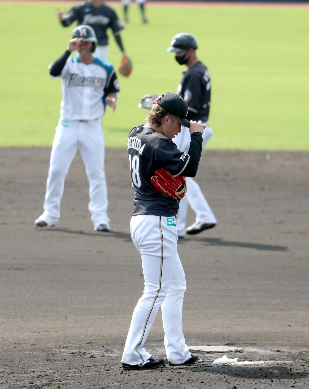 2回裏白組1死、今川（左奥）に二塁打を打たれる吉田（撮影・佐藤翔太）