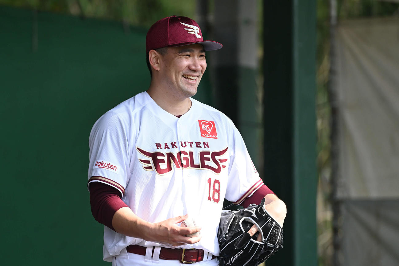 ブルペンで笑顔の楽天田中将（撮影・山崎安昭）