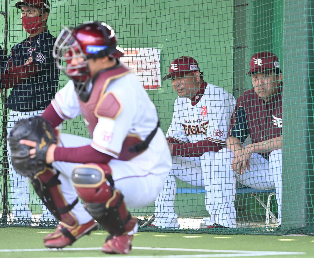 田中将のブルペン投球を見守る楽天石井GM兼監督（右）と光山バッテリーコーチ（右から2人目）。捕手太田（撮影・山崎安昭）
