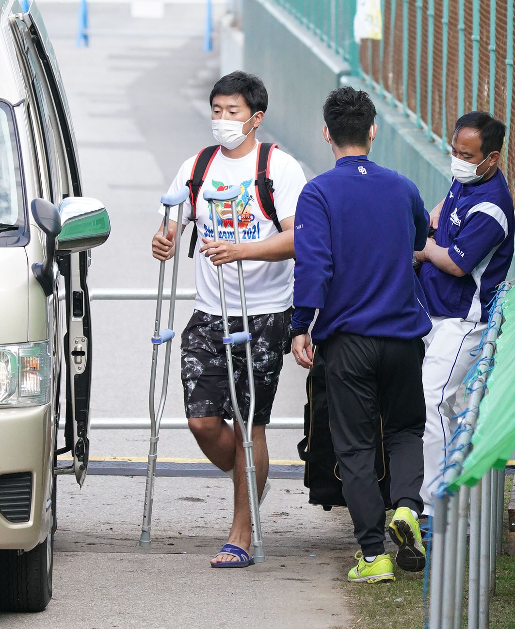 右足を負傷し松葉杖で引き揚げる浜田（2021年2月4日撮影）