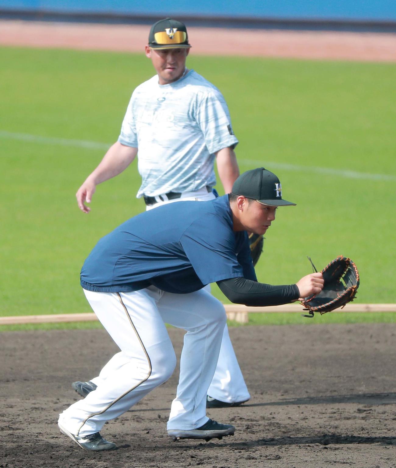 守備練習をする日本ハム清宮。奥は中田（2021年2月2日撮影）