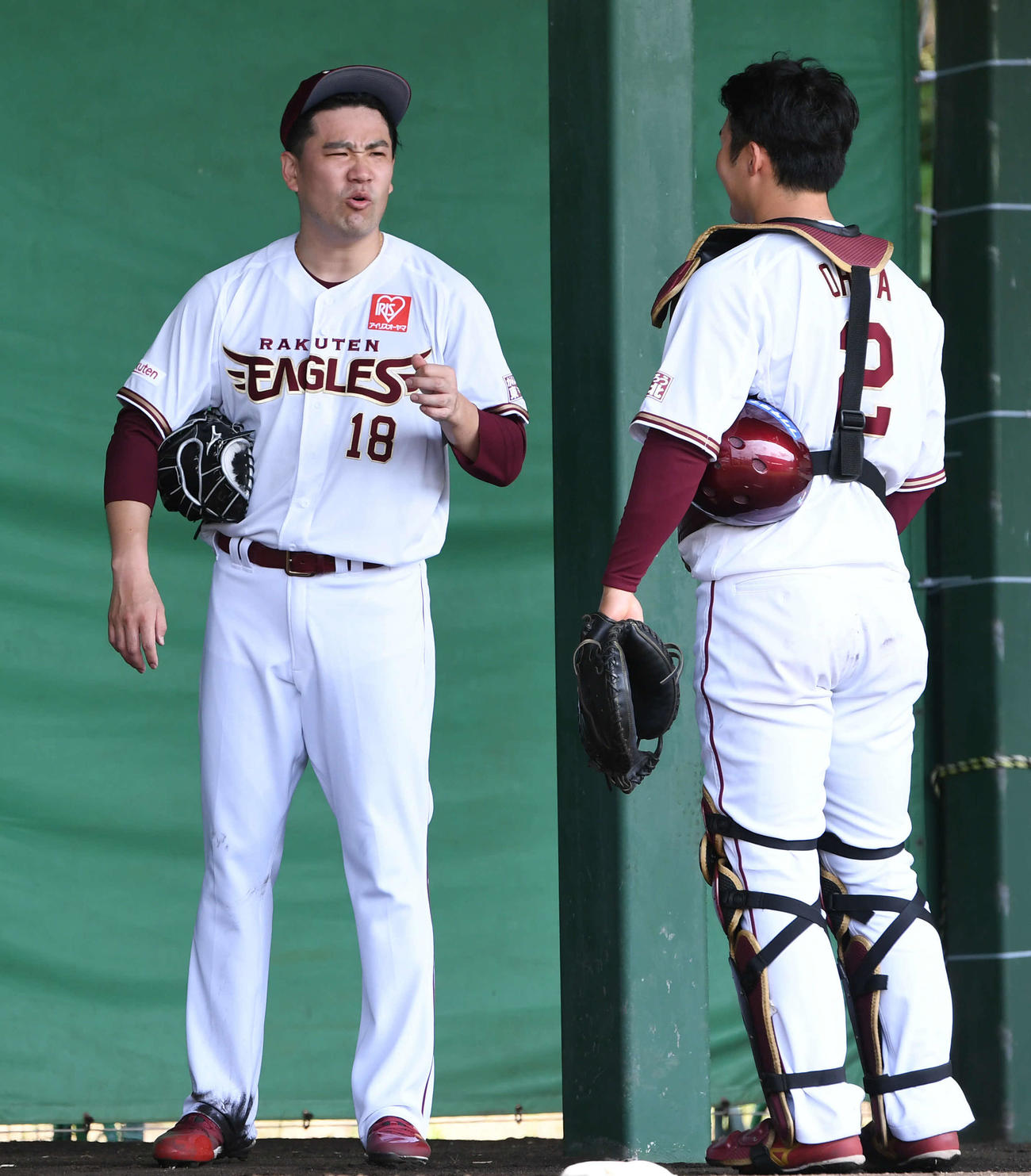 ブルペン投球を終えた楽天田中将（左）は太田と話し込む（撮影・山崎安昭）
