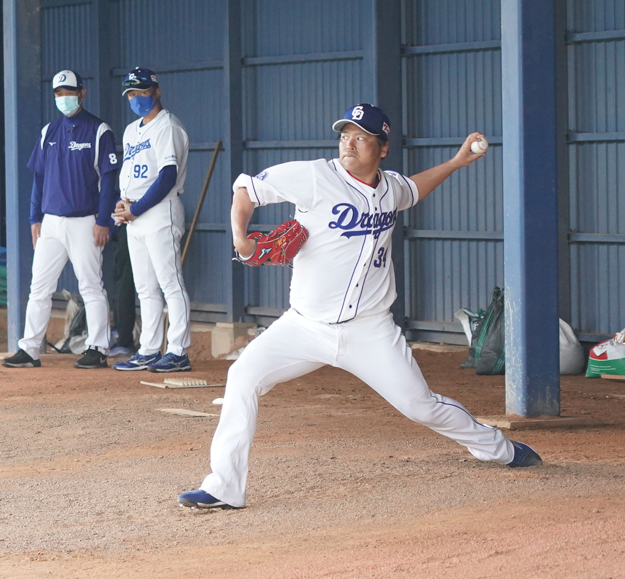 ブルペンで投球練習をする福敬登（奥・右は与田剛監督）（撮影・森本幸一）