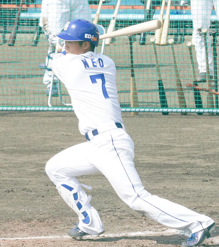 シート打撃で右前適時打を放つ根尾