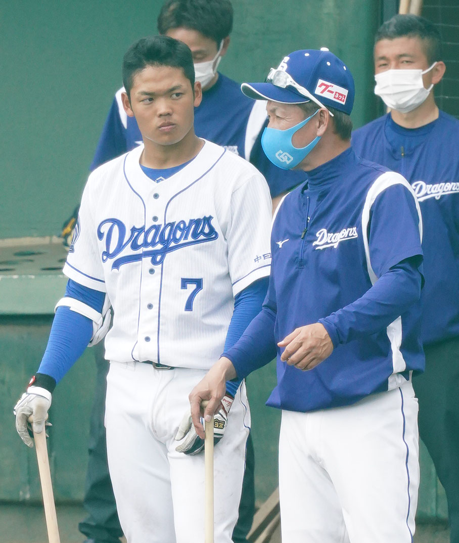 シート打撃練習で打席を待つ根尾と言葉を交わす立浪臨時コーチ（撮影・森本幸一）