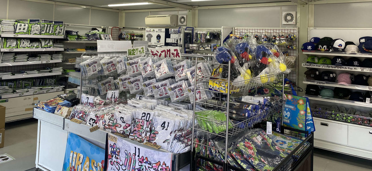 ANA SPORTS PARK　浦添内にあるヤクルト球団オフィシャルグッズショップの店内