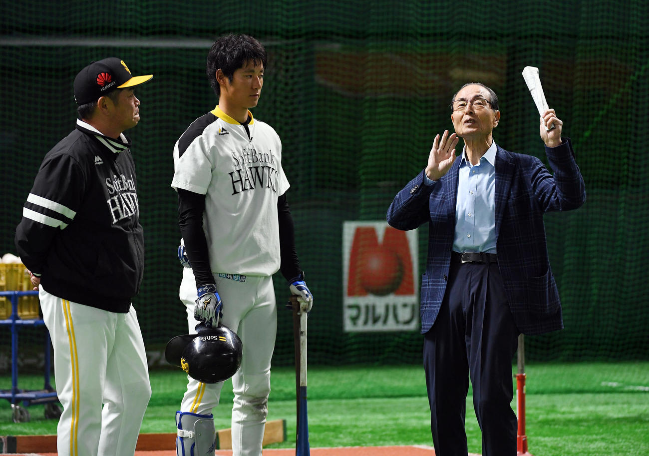 18年3月、上林（中央）に打撃指導をする王会長（右）と工藤監督