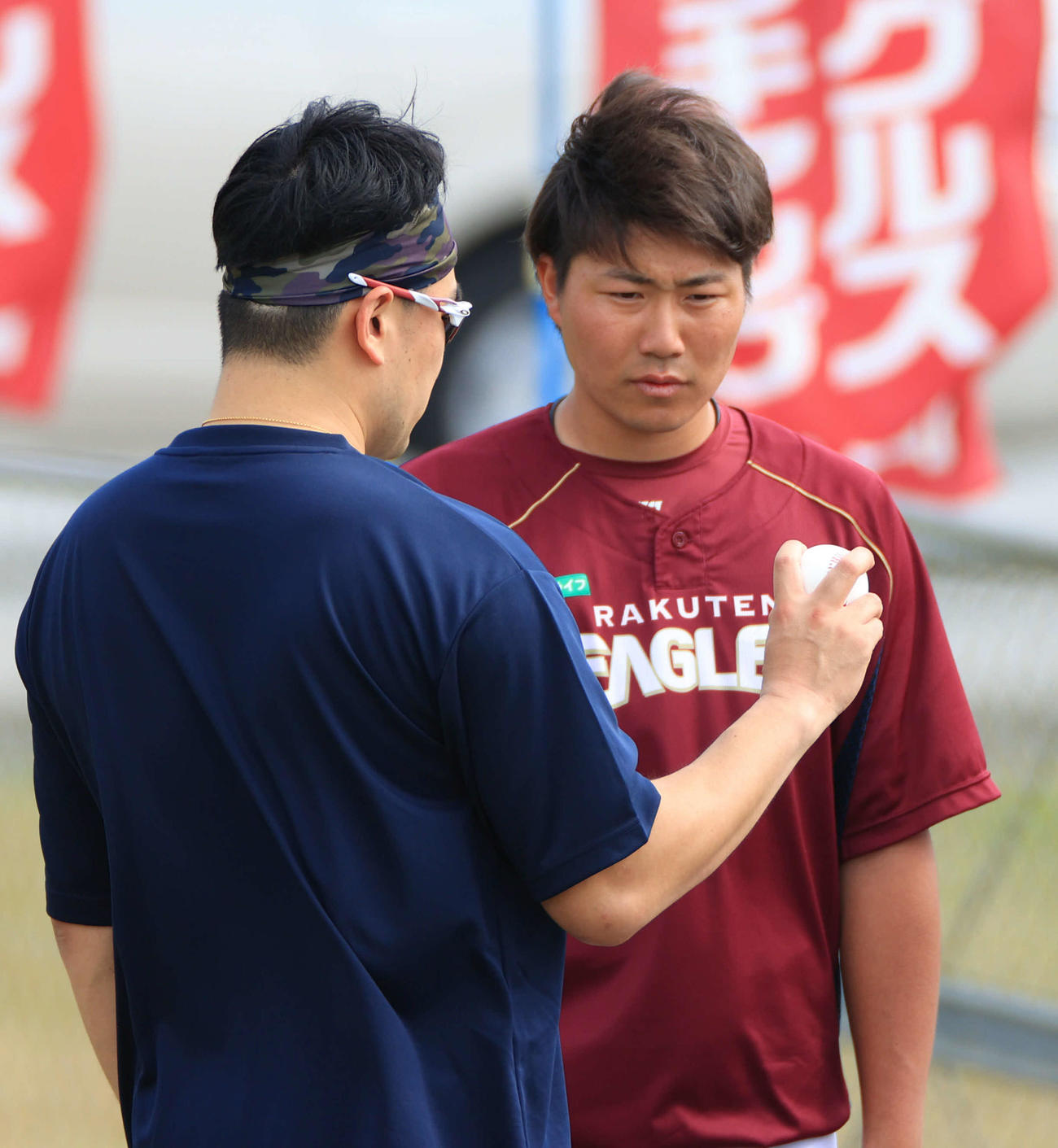 楽天田中将（左）は引地に変化球のアドバイス