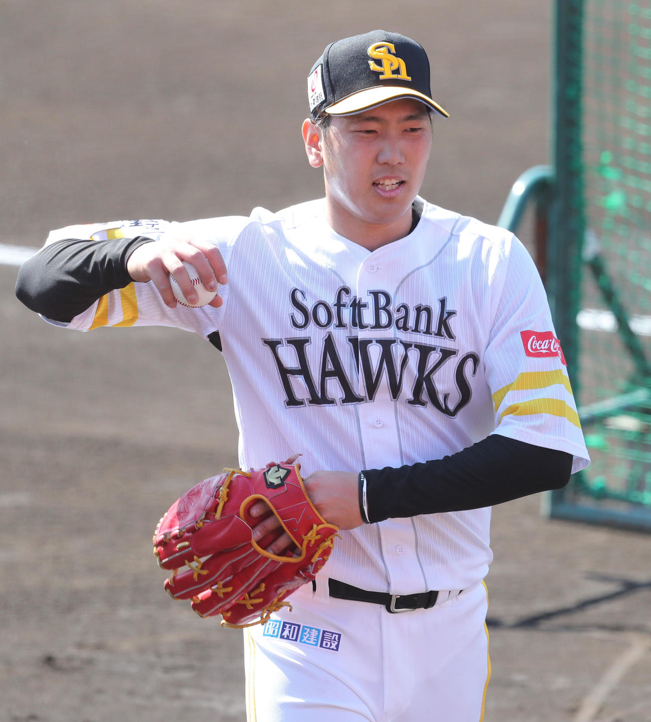 打撃投手を終えた石川柊太は体をほぐしながら引きあげる（撮影・梅根麻紀）