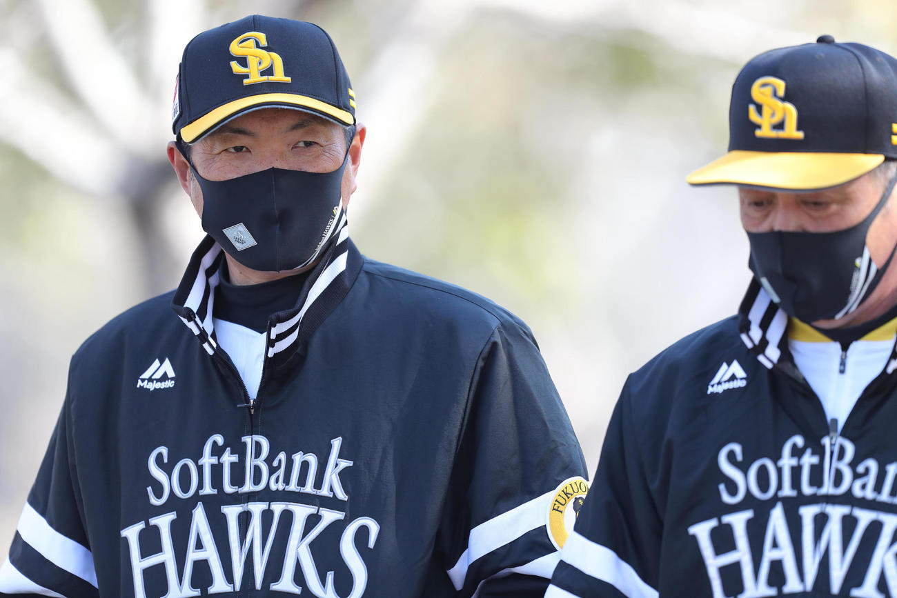 サブグランドから球場まで工藤公康監督と話をしながら戻る小久保裕紀ヘッドコーチ（左）（撮影・梅根麻紀）