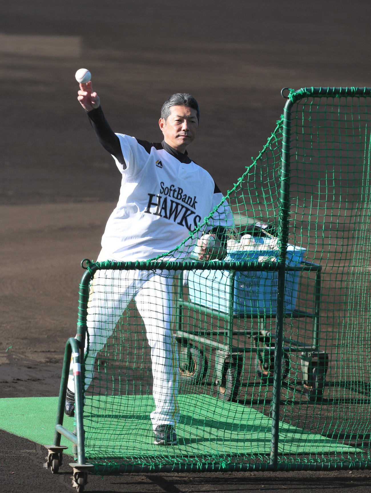 打撃投手としてアーリーワークで投げ込んだ小久保裕紀ヘッドコーチ（撮影・梅根麻紀）