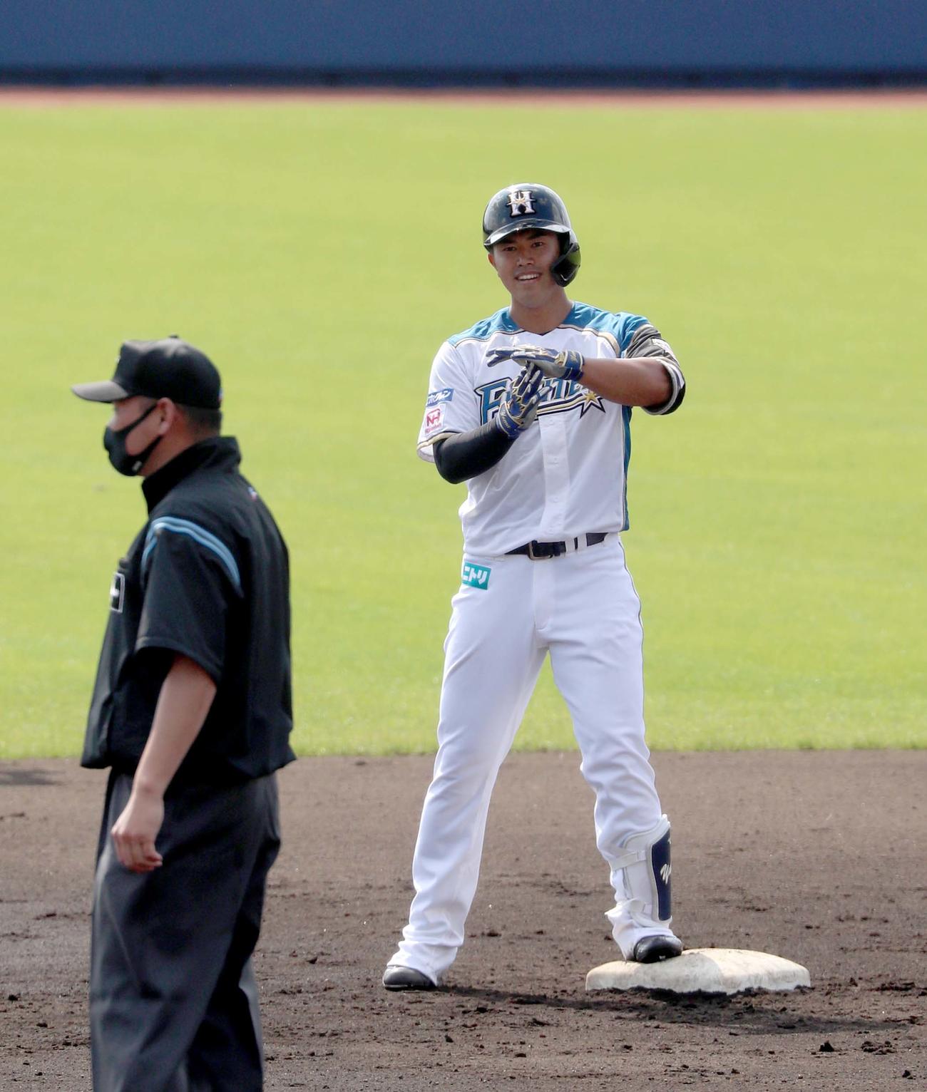 日本ハム紅白戦　2回裏白組1死、二塁打を放ち笑顔の今川（撮影・佐藤翔太）