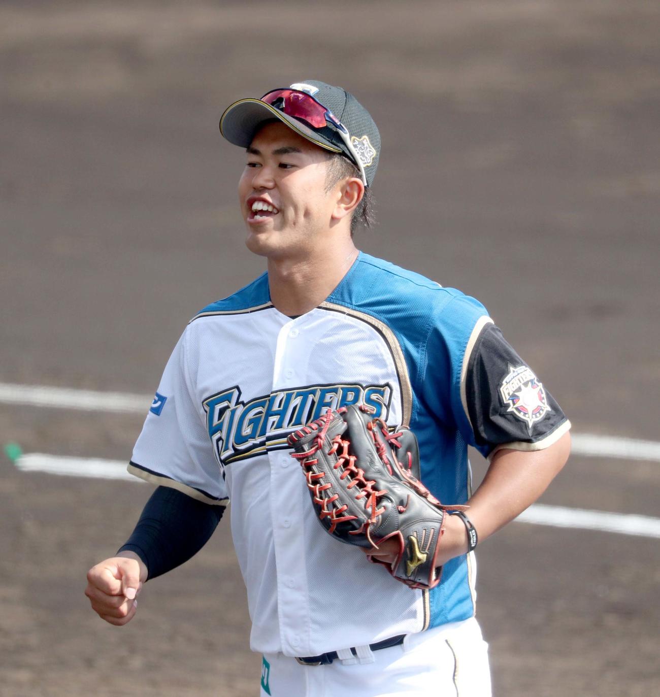 笑顔でベンチに戻る日本ハム今川（撮影・佐藤翔太）