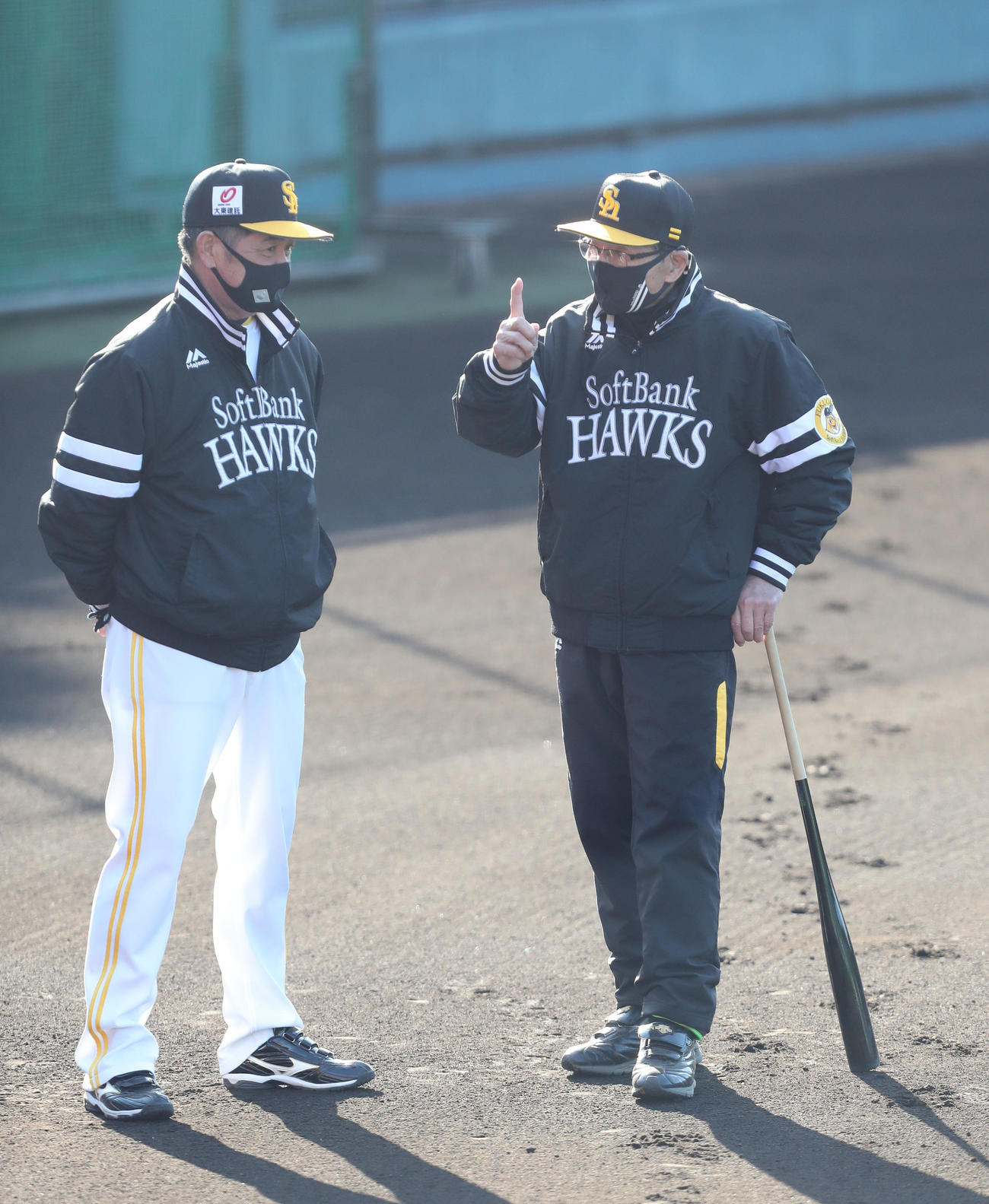 工藤監督と話し合う王球団会長（撮影・梅根麻紀）