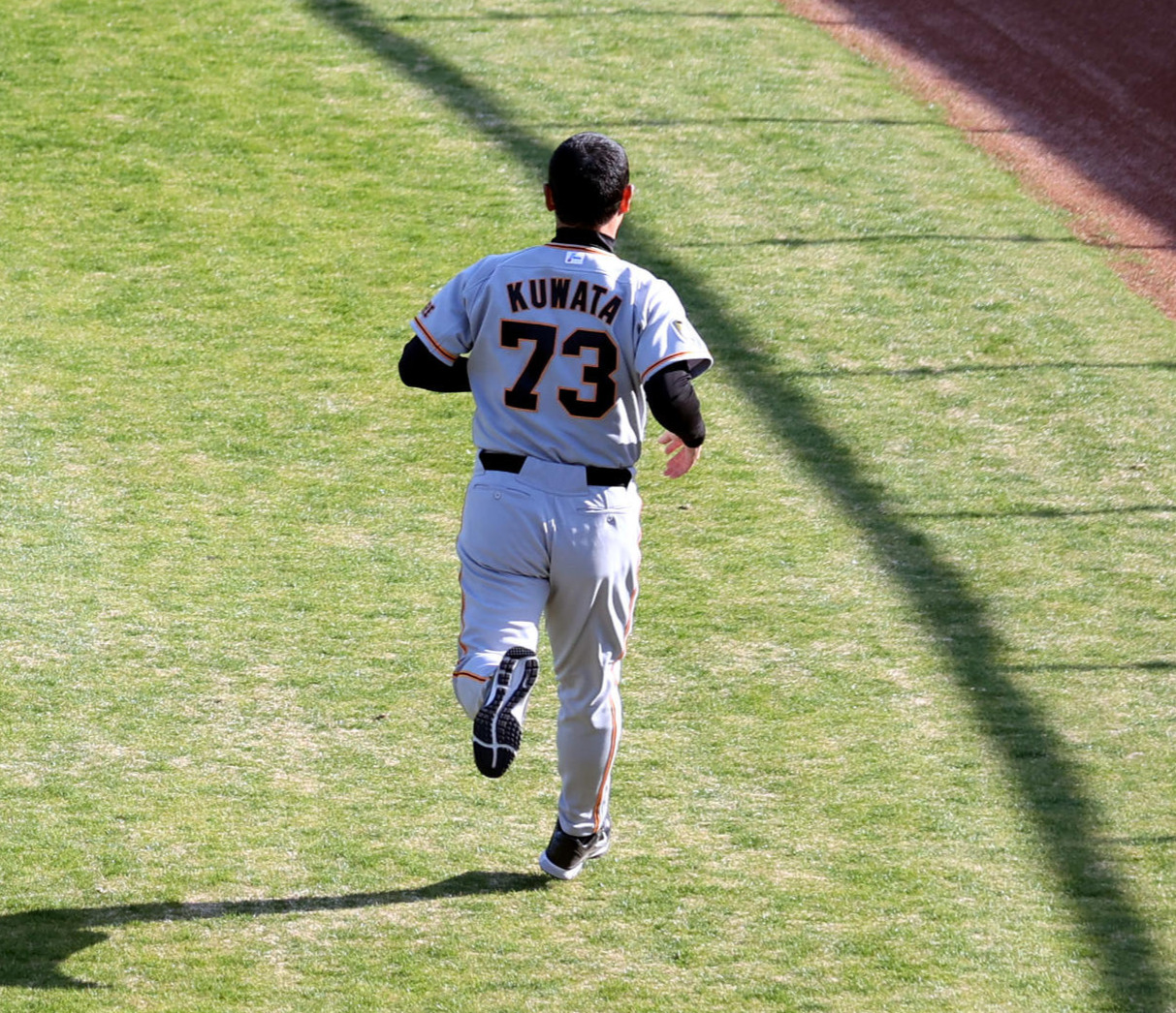 練習後、サンマリンスタジアムの外野外周をランニングする桑田投手チーフコーチ補佐（撮影・狩俣裕三）