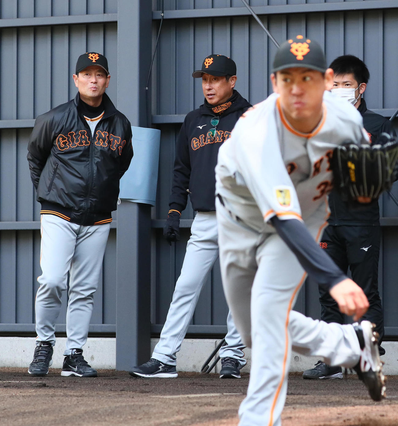 巨人桜井（右）のブルペン投球を見つめる桑田投手チーフコーチ補佐（左）と宮本コーチ（撮影・足立雅史）