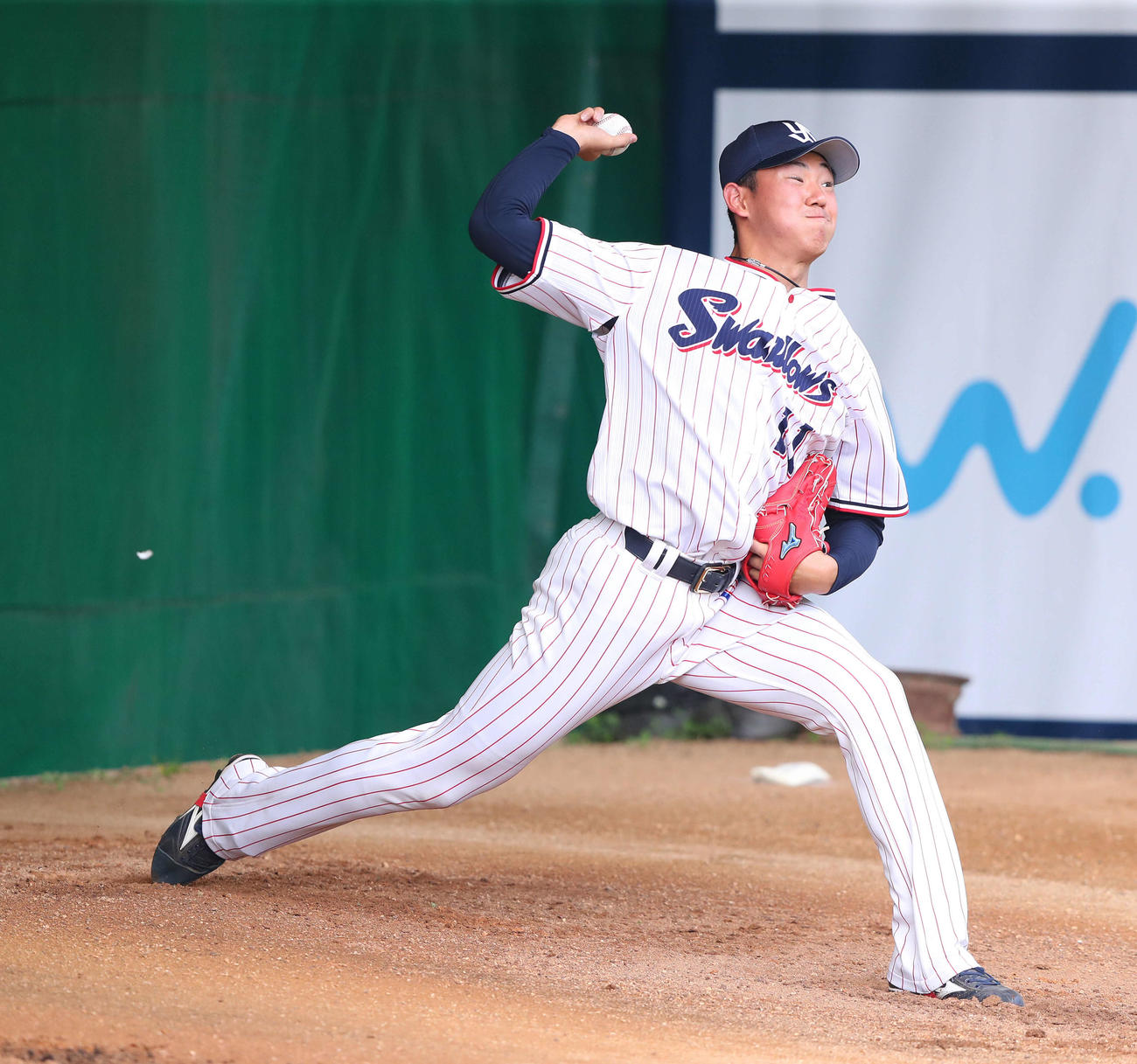 ブルペン投球するヤクルト奥川（撮影・河田真司）