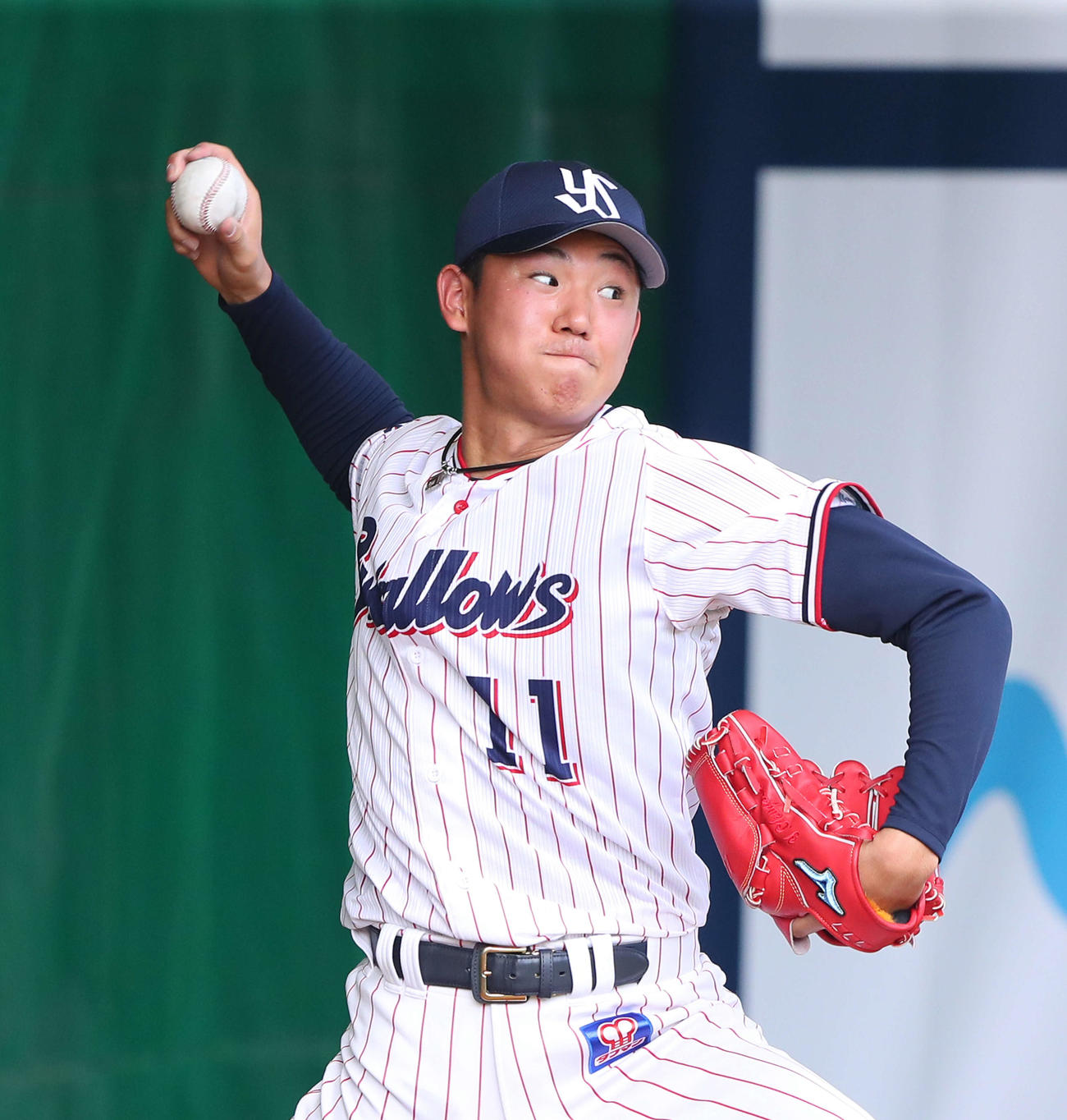 ブルペン投球するヤクルト奥川（撮影・河田真司）