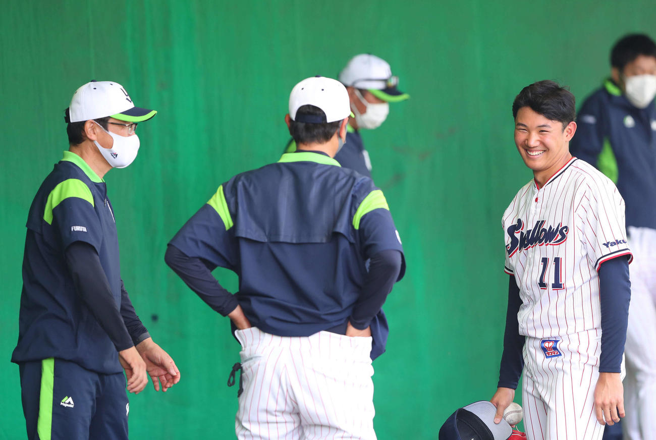 ブルペン投球を終え、古田臨時コーチ（左）と笑顔で話すヤクルト奥川（撮影・河田真司）