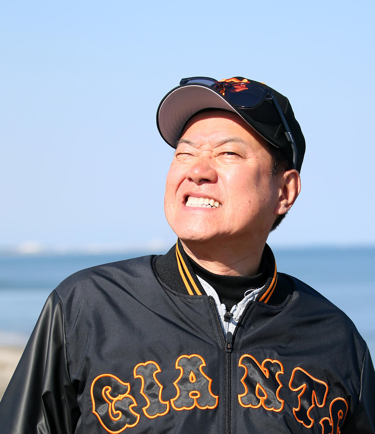 宮崎の太陽にまぶしそうな表情を見せる巨人原監督（撮影・足立雅史）