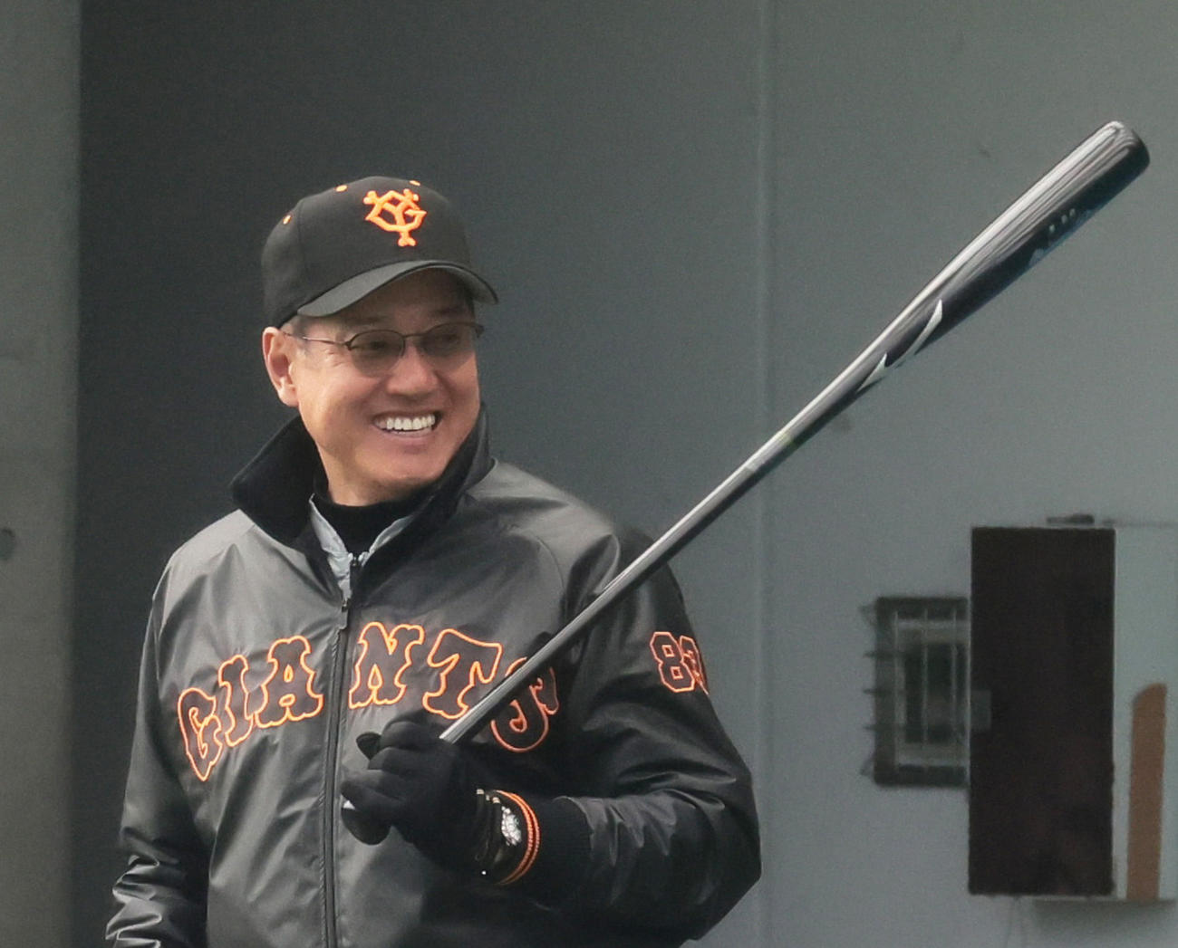 練習中、バットを手に笑顔を見せる巨人原監督（撮影・足立雅史）