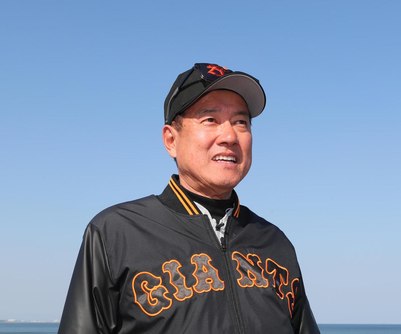 球場から宿舎までの海岸線を笑顔で歩く巨人原監督（撮影・足立雅史）