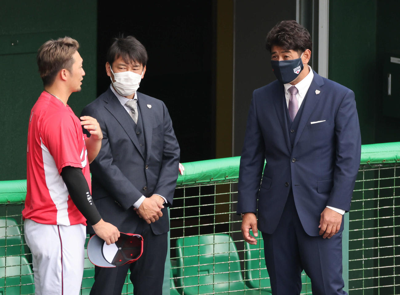 広島沖縄キャンプ　視察に訪れた日本代表の稲葉監督（右）にあいさつする鈴木誠（左）。中央左は井端コーチ（撮影・加藤孝規）