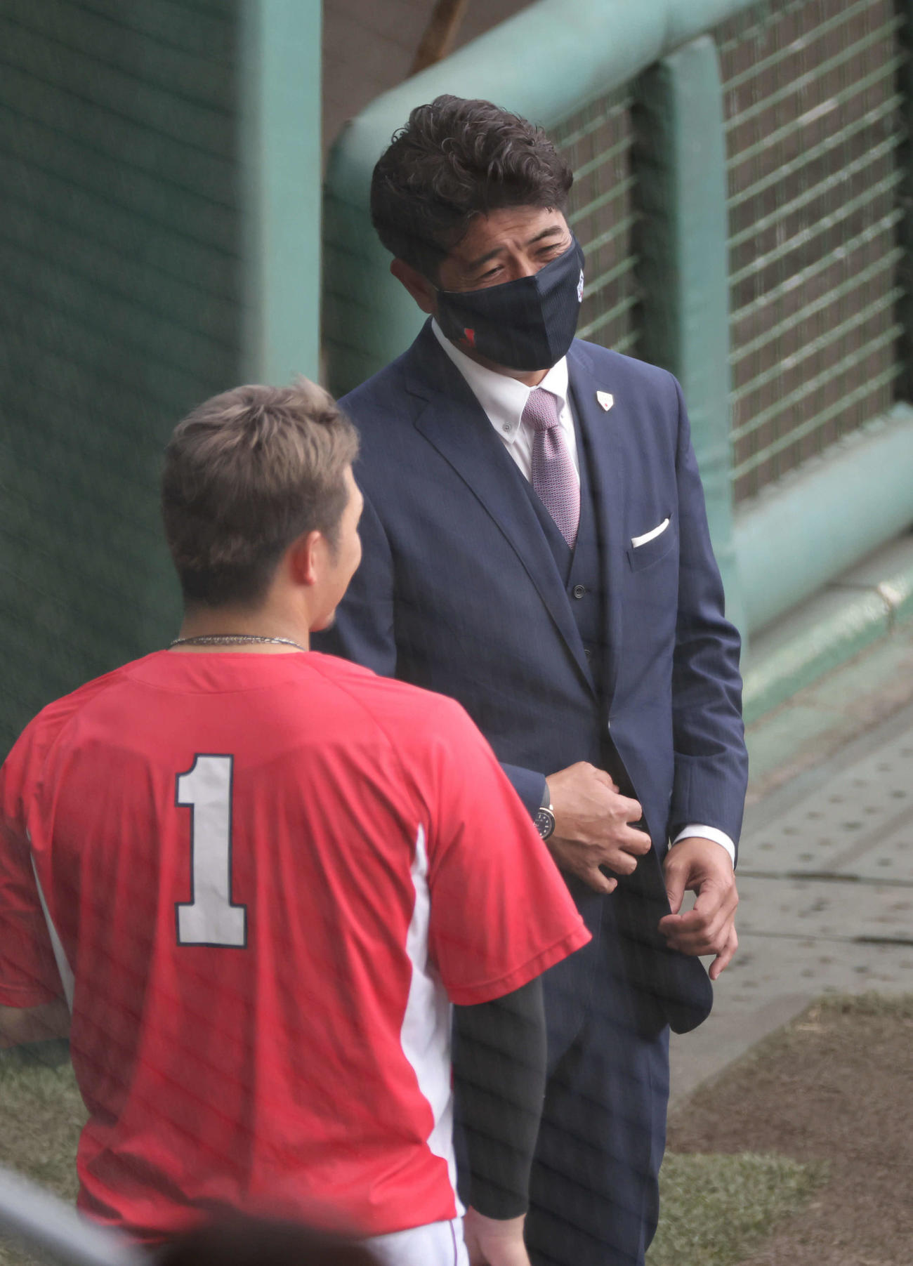 広島沖縄キャンプ　視察に訪れた日本代表の稲葉監督にあいさつする鈴木誠（撮影・加藤孝規）