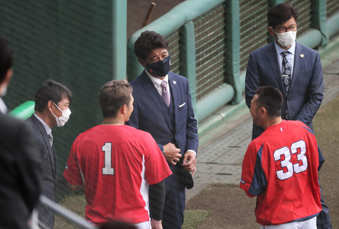 広島沖縄キャンプ　視察に訪れた日本代表の稲葉監督（中央）にあいさつする鈴木誠（手前左から2人目）と菊池涼（手前右）。左は井端コーチ。右は建山コーチ（撮影・加藤孝規）