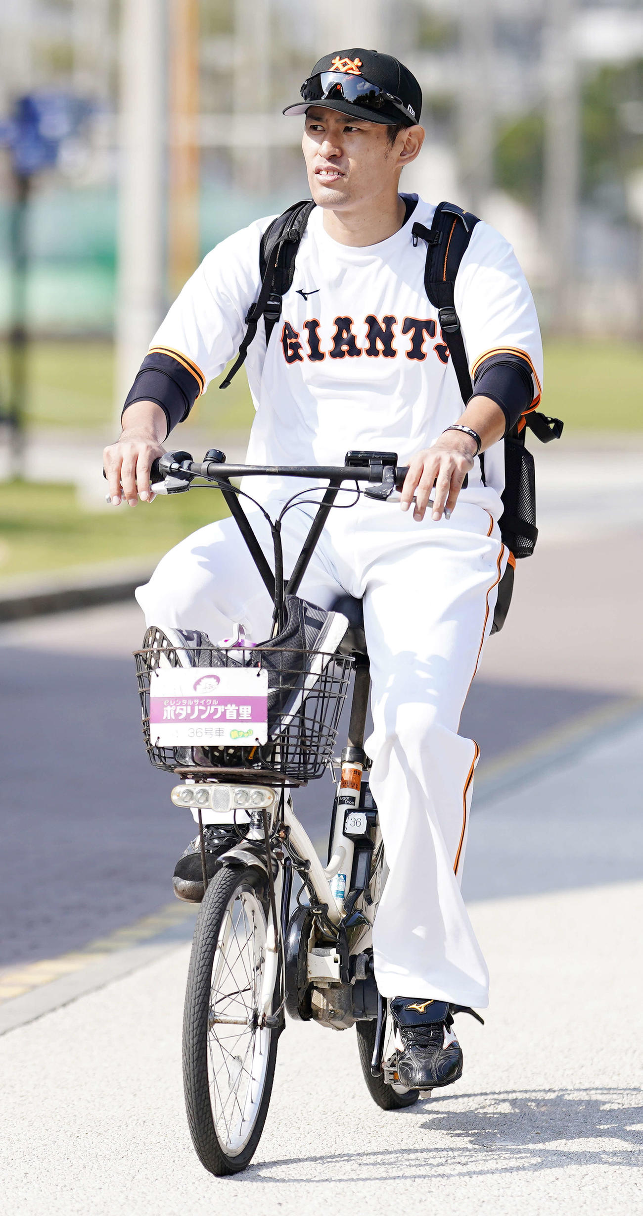 自転車に乗って移動する巨人井納（撮影・江口和貴）