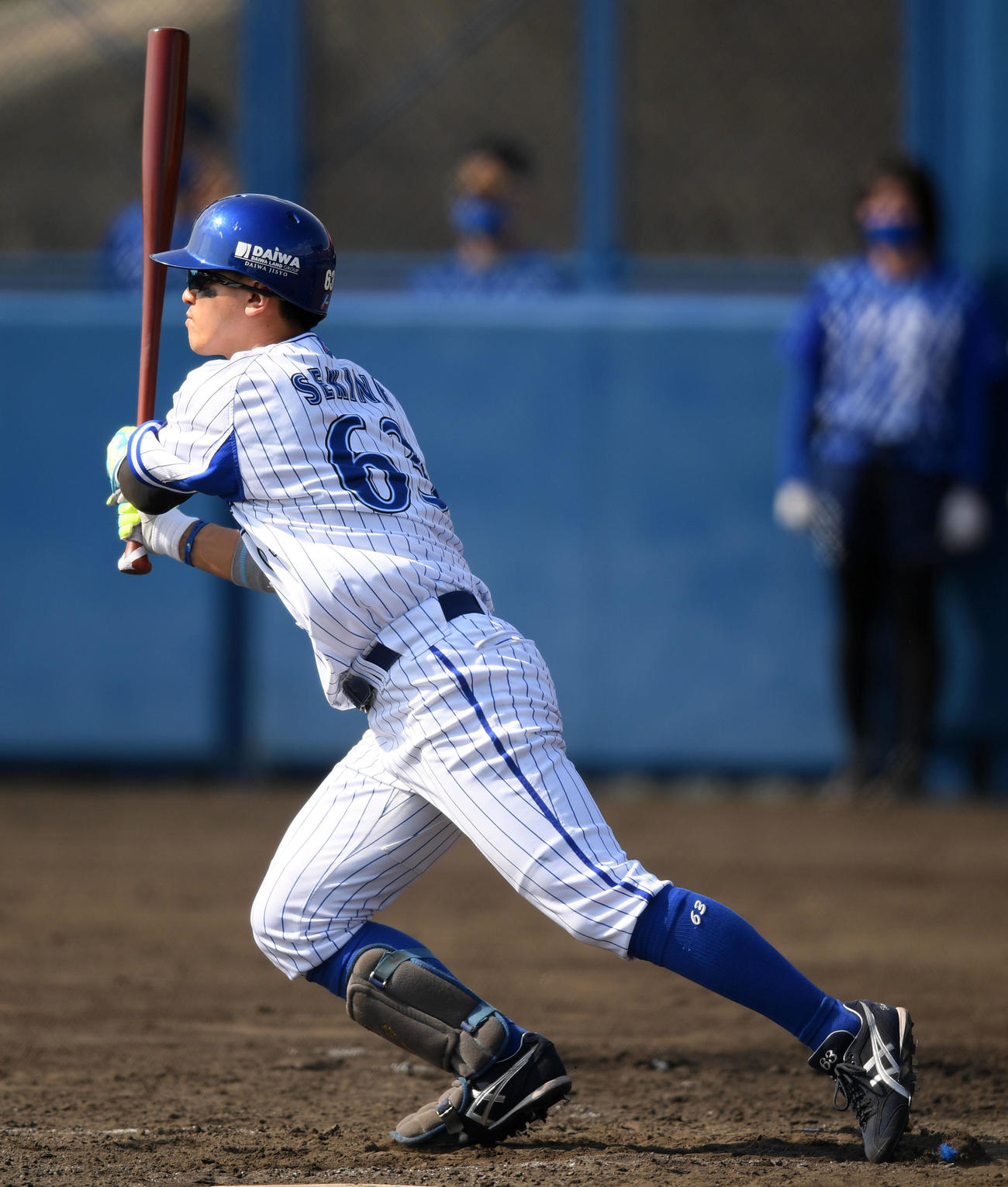 紅白戦の4回裏1死一、二塁で右前適時打を放つ関根（撮影・横山健太）