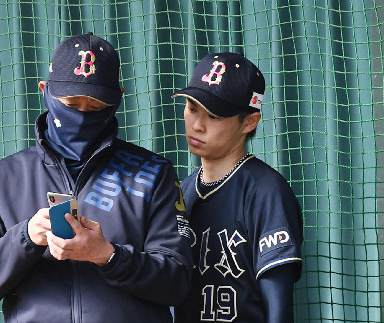 投球練習後、岸田コーチ（左）と話すオリックス山岡（撮影・前岡正明）