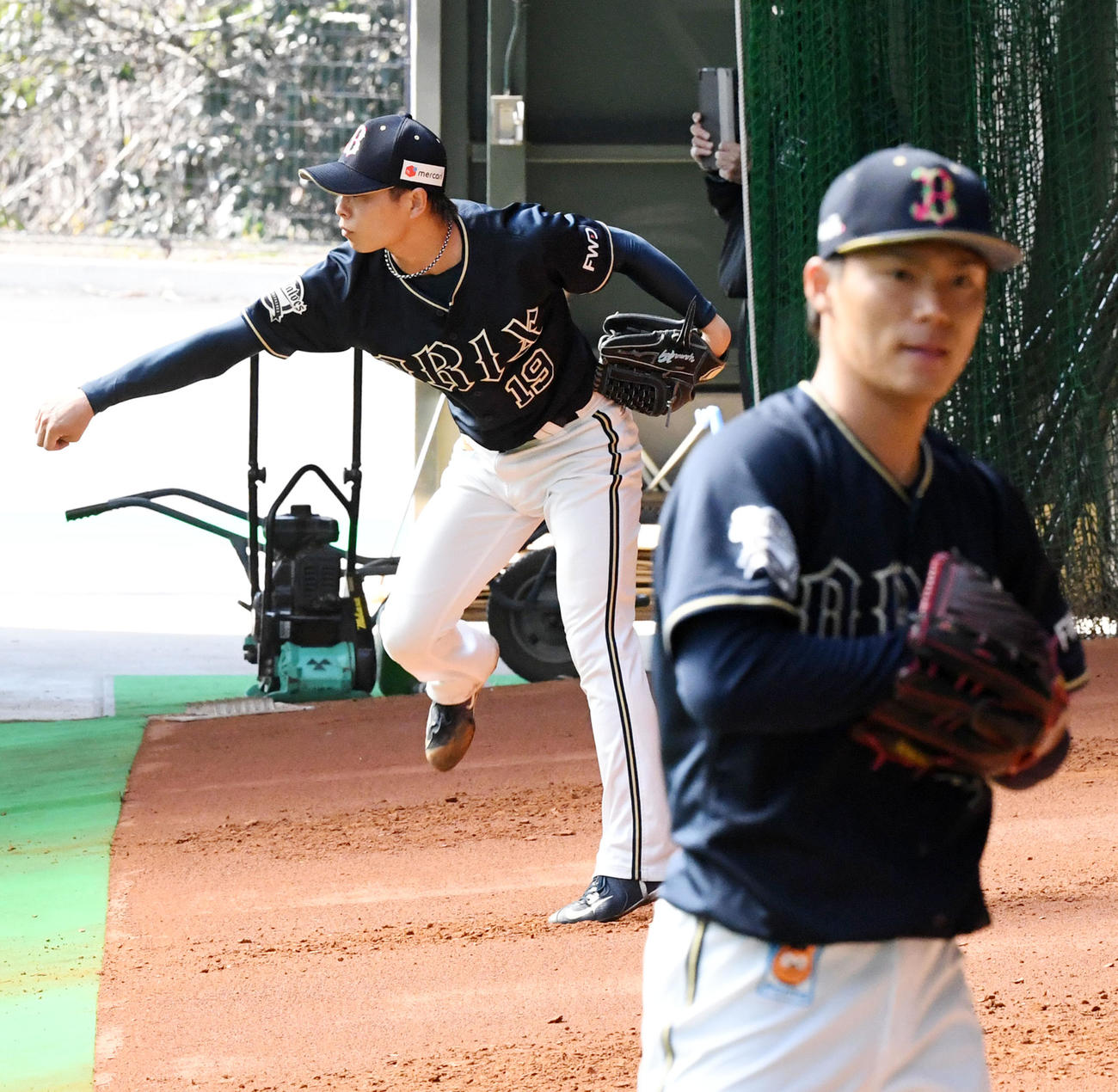 今キャンプ初めてブルペンで投球練習を行うオリックス山岡。手前は山本（撮影・前岡正明）