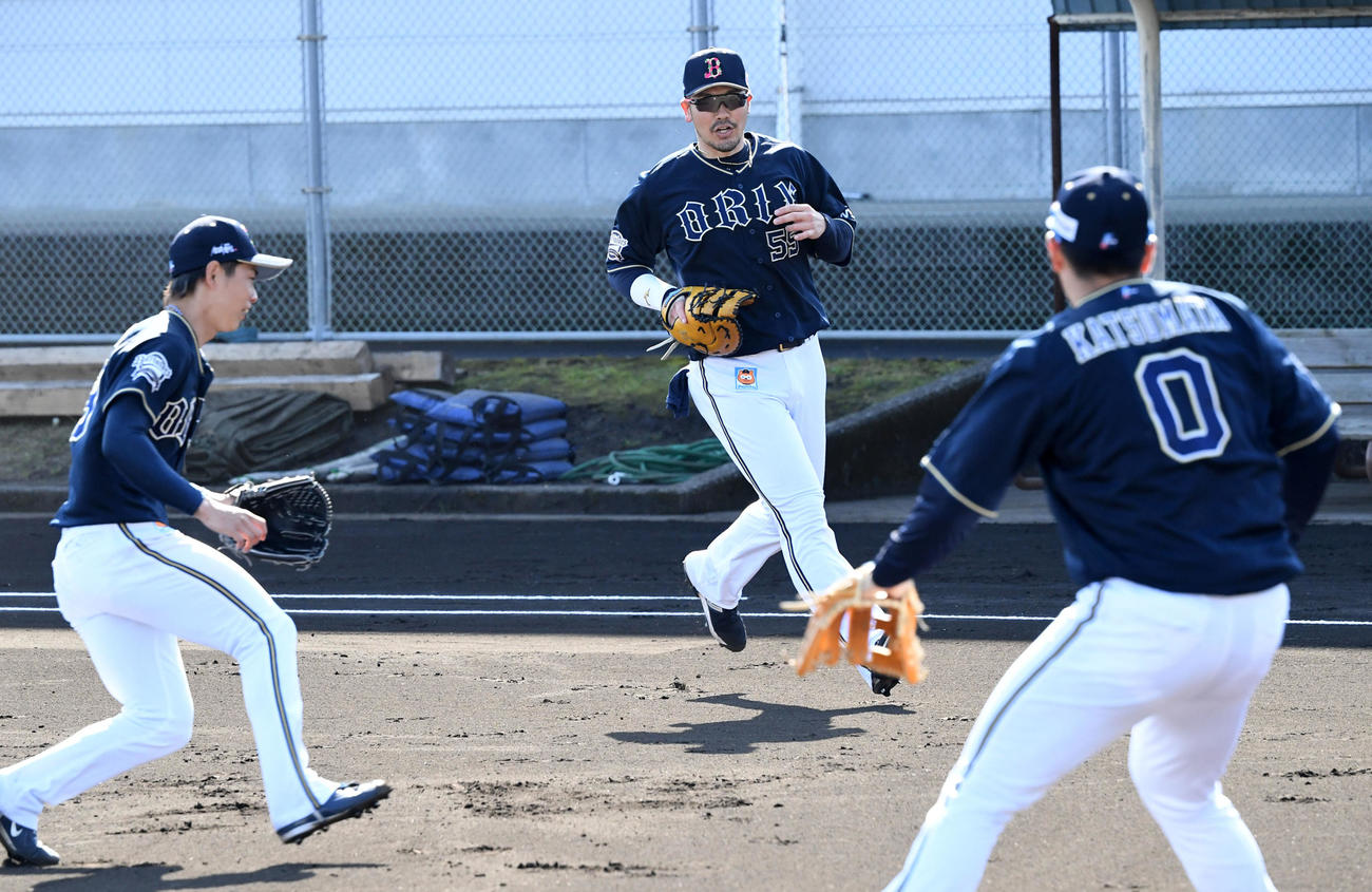 投内連係を行うオリックスT－岡田（岡田貴弘）（中央）。左は山岡、右は勝俣（撮影・前岡正明）