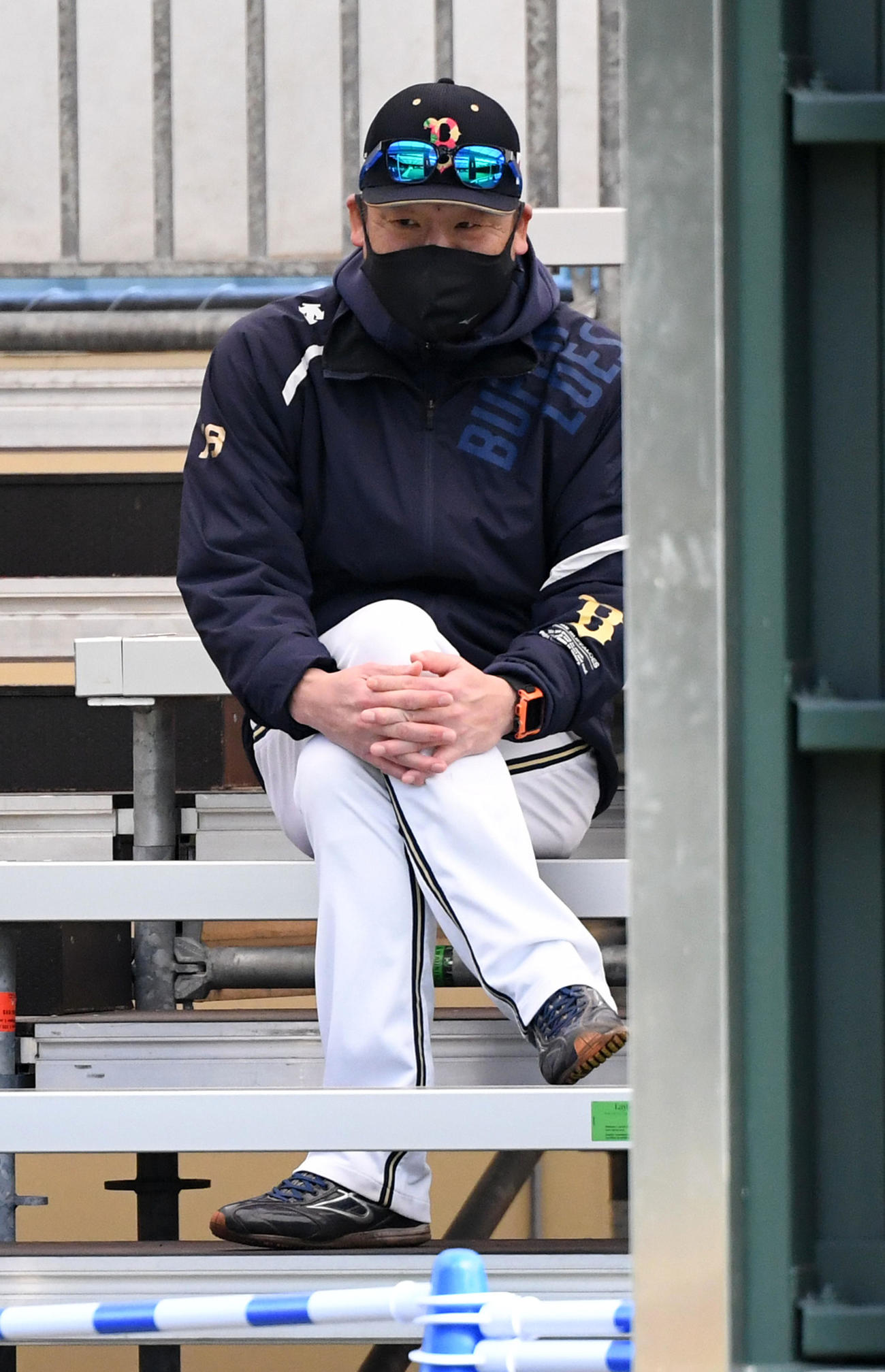 投球練習を見守るオリックス中嶋監督（撮影・前岡正明）
