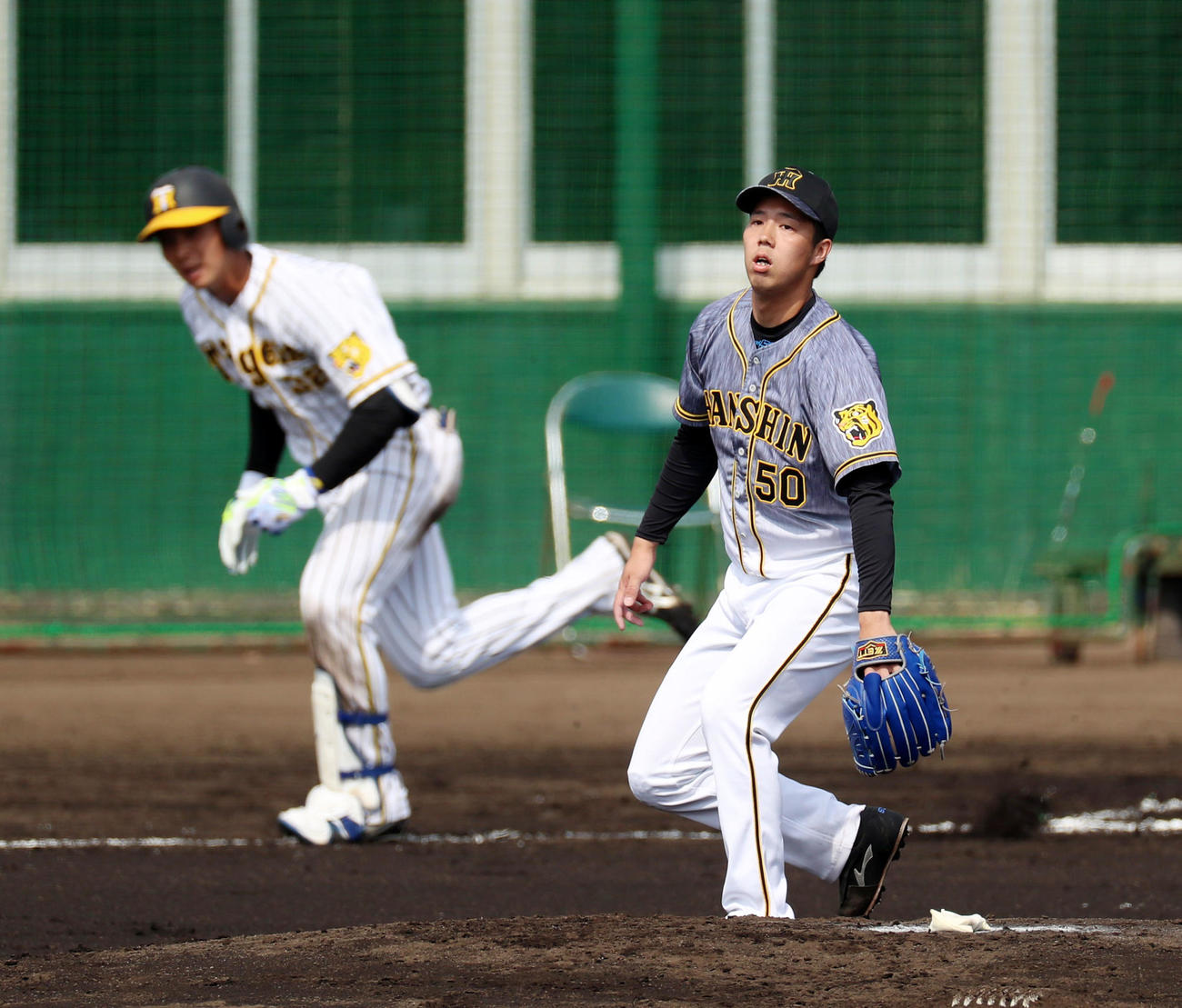 2回裏白組1死二塁、青柳は井上に中前適時打を打たれる（撮影・加藤哉）