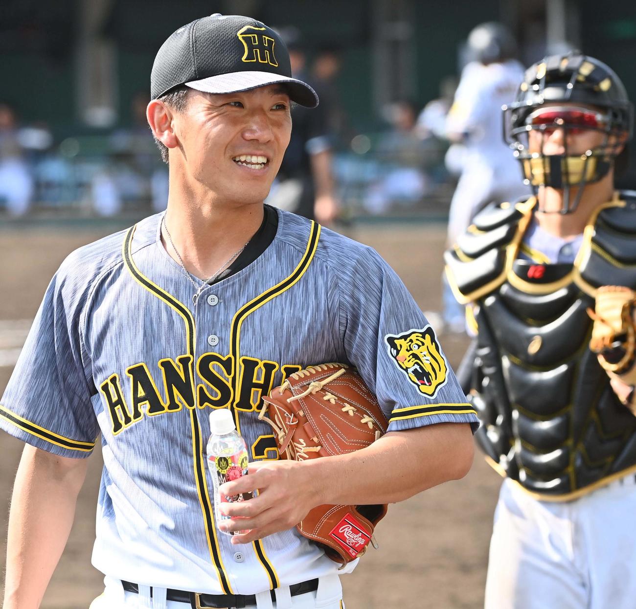 阪神紅白戦　1イニング2三振を奪う好投に笑顔を見せる伊藤将司（撮影・上田博志）