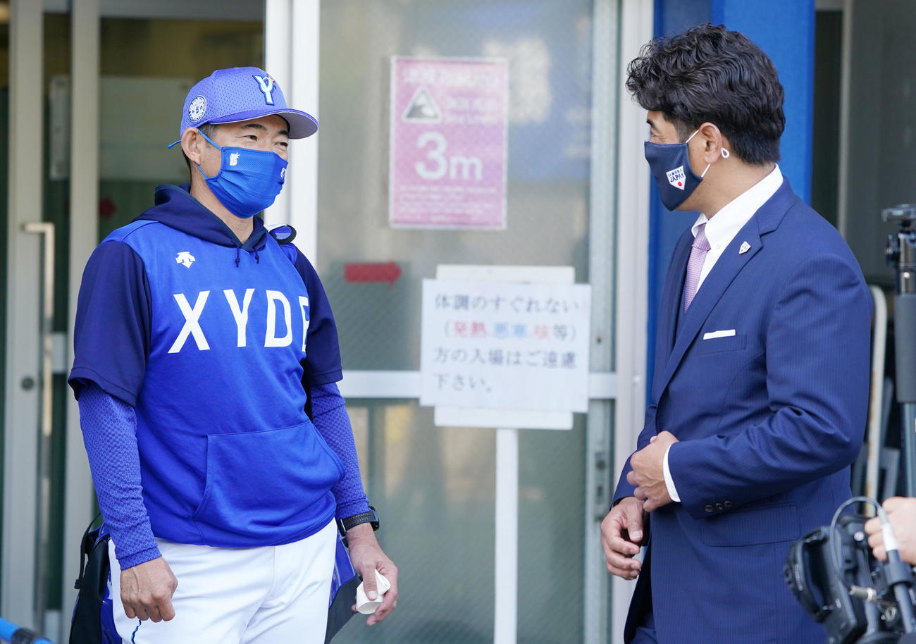 視察に訪れた稲葉監督（右）と会話を交わす仁志2軍監督（撮影・横山健太）