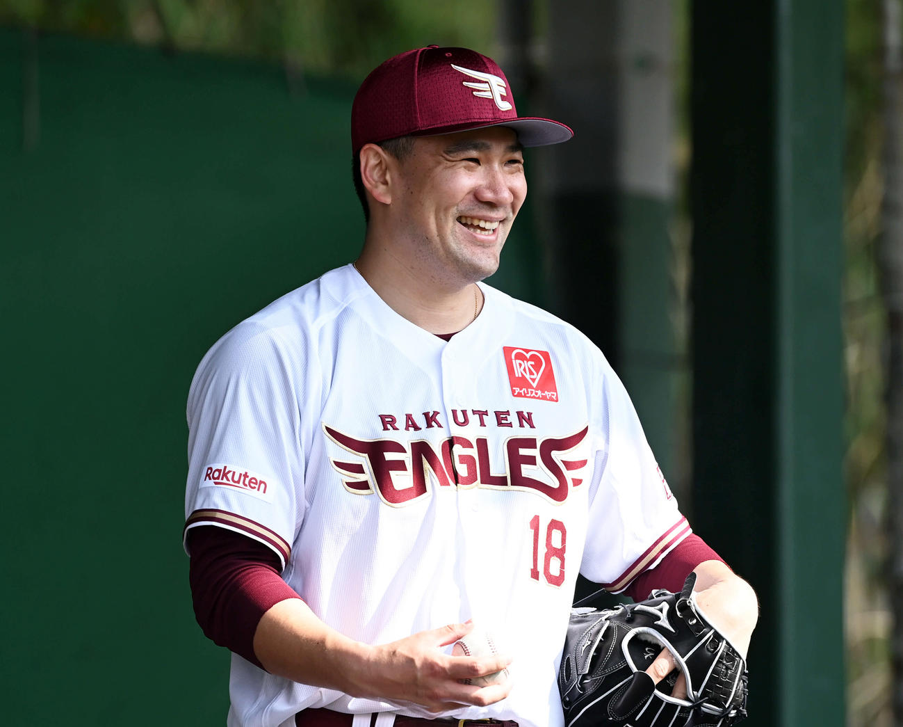 ブルペンで笑顔の楽天田中将大（撮影・山崎安昭）