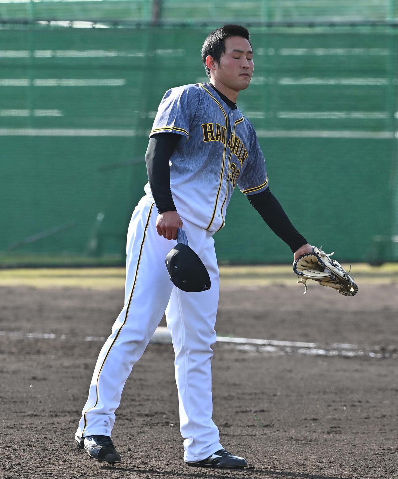 紅白戦　7回裏無死一、二塁、近本に死球を与え帽子を取る佐藤蓮（撮影・上田博志）
