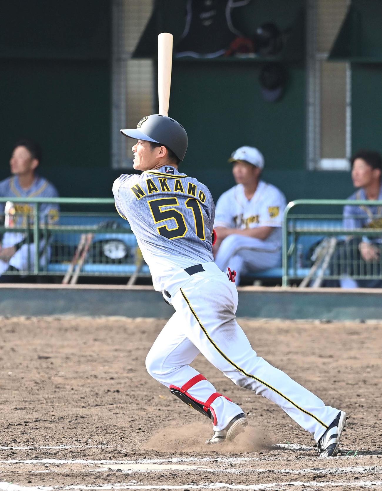 紅白戦　7回表紅組2死一、三塁、中越えに2点適時三塁打を放つ中野拓夢（撮影・上田博志）