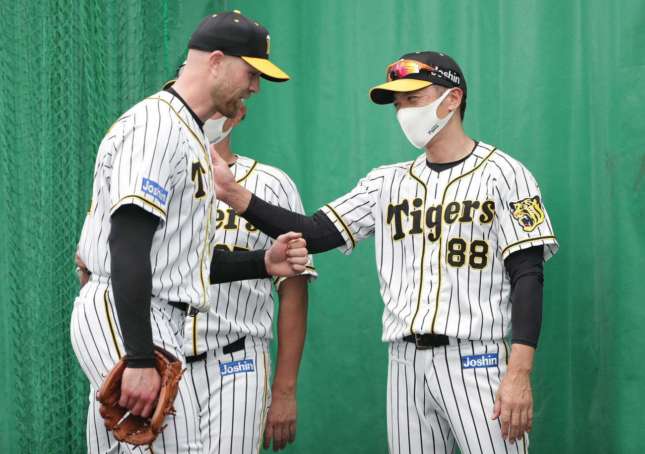 ブルペンで投球した阪神エドワーズ（左）に声をかける矢野監督（撮影・前田充）